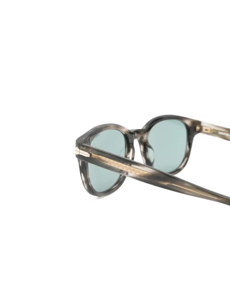 32690303_63092885_2048