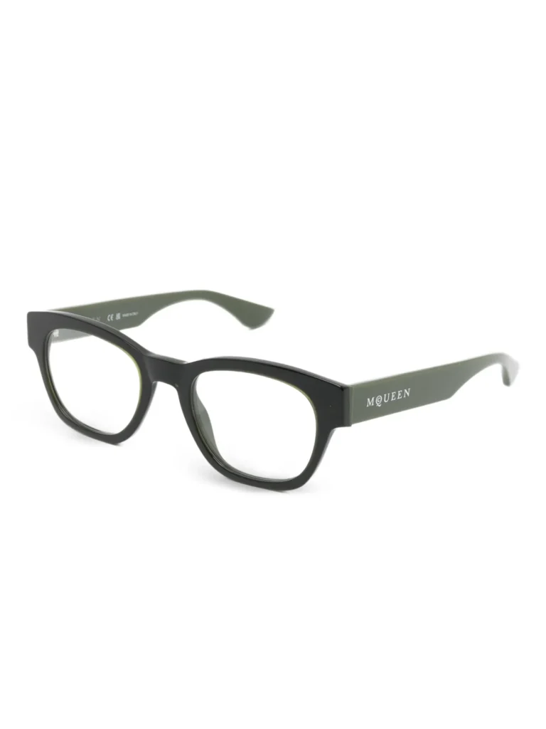 32730921_63339334_2048