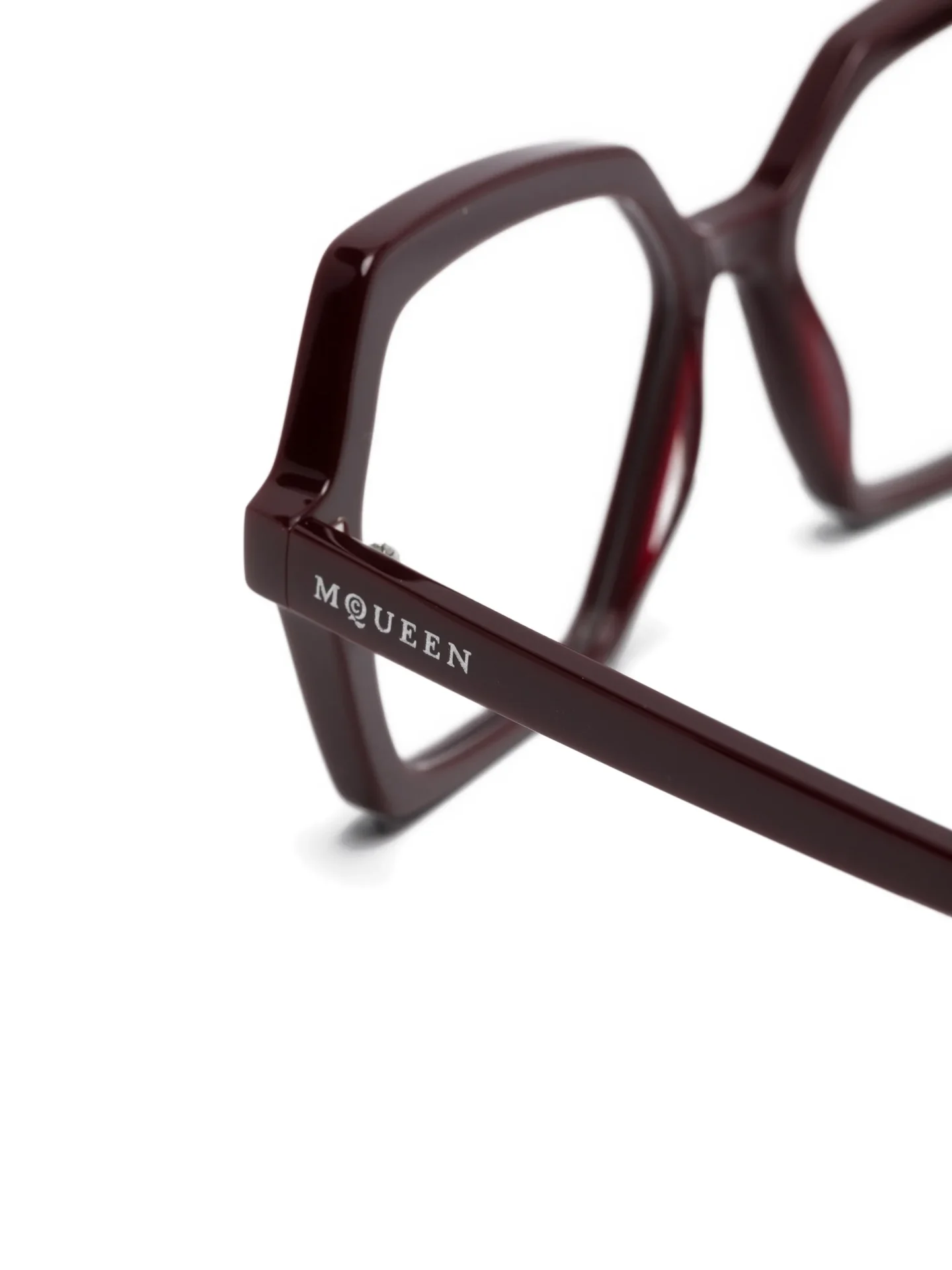 32731118_63261640_2048